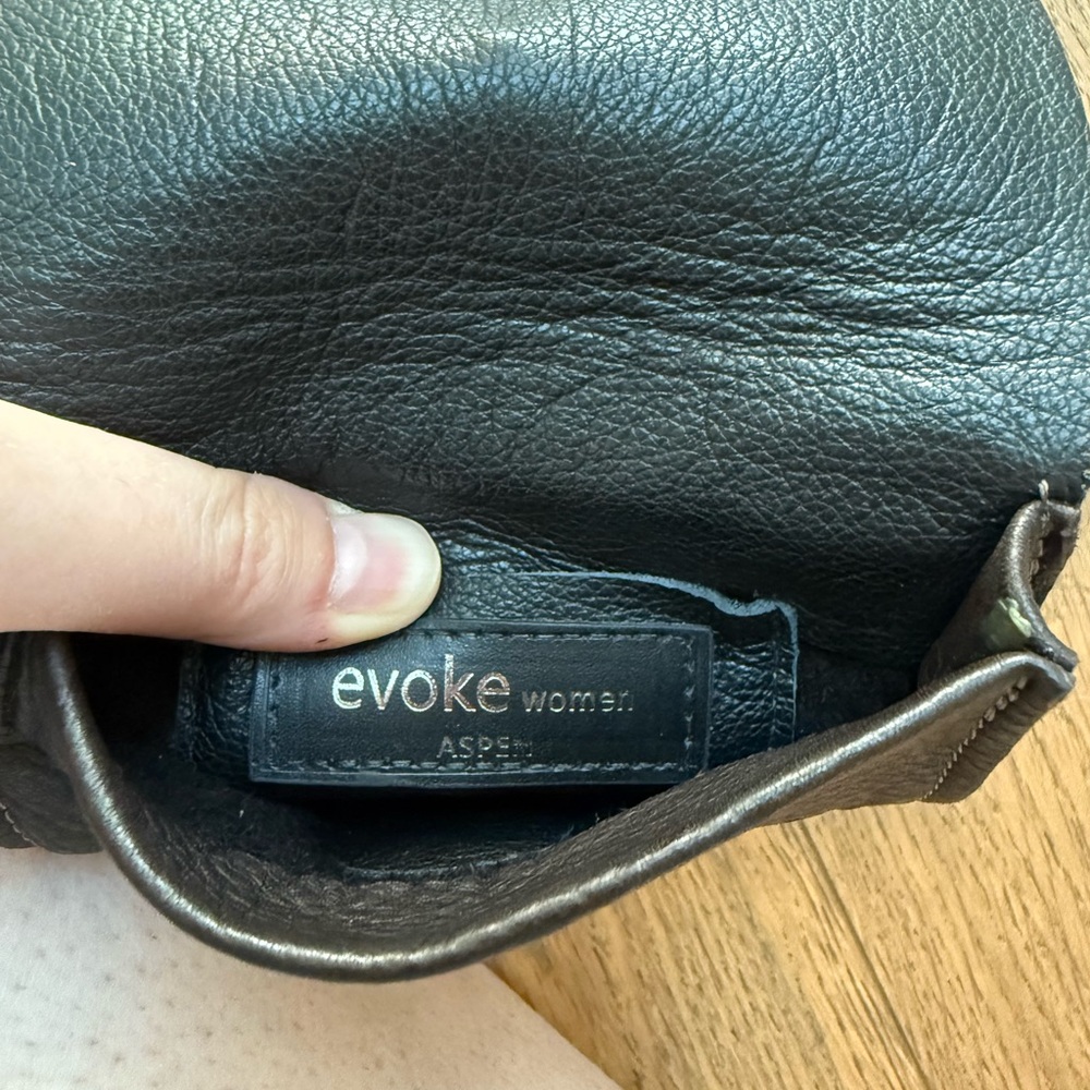 Evoke Women Black Leather Crossbody Bag with Agate Detail - Picture 4 of 6